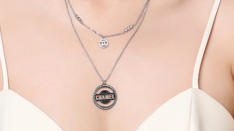 D&acirc;y chuyền c&oacute; biểu tượng Chanel độc đ&aacute;o, tạo điểm nhấn cho trang phục hằng ng&agrave;y